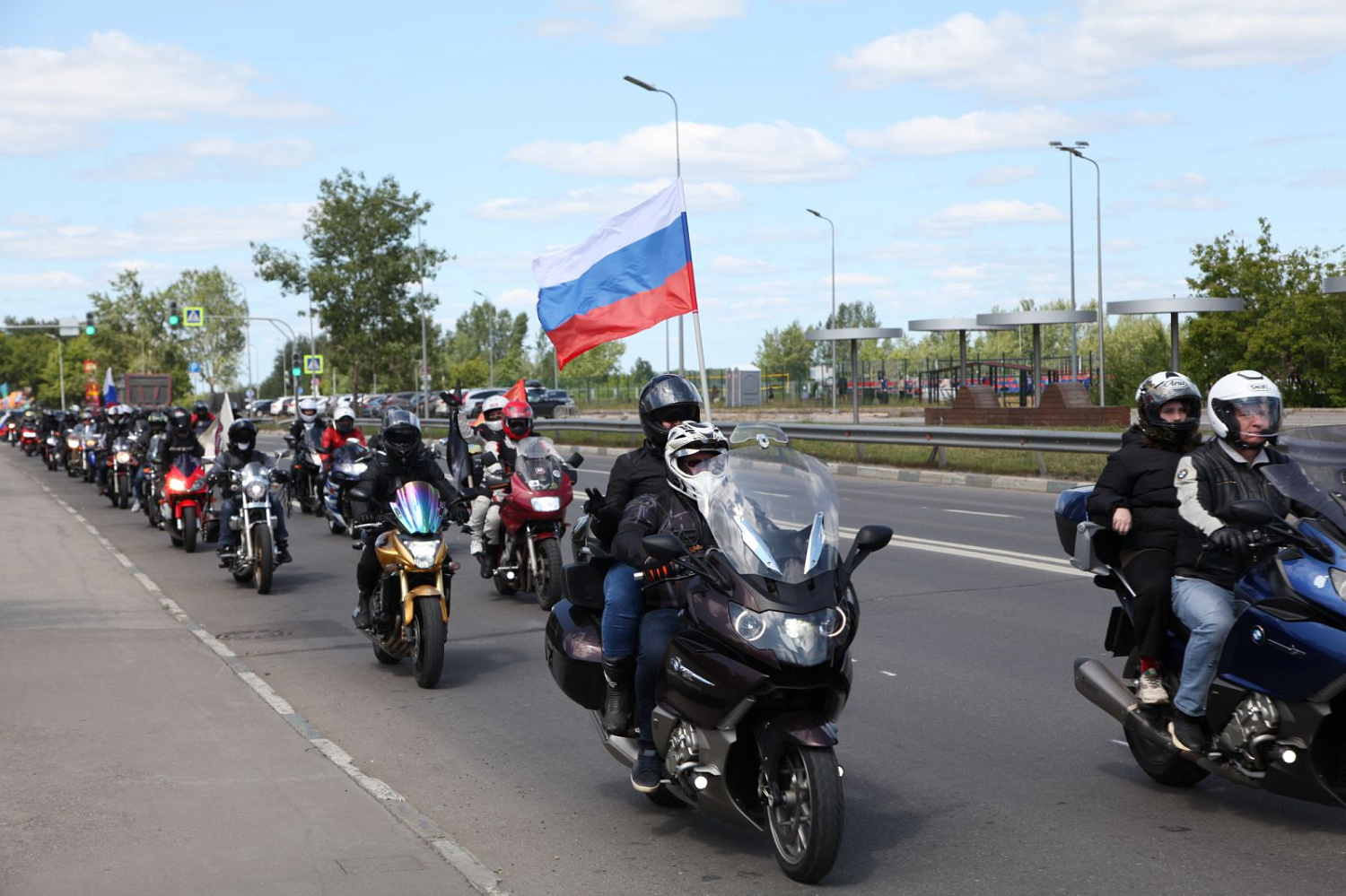 Общегородской авто-мотопронбег в честь празднования Дня России, а также 24-ой годовщины памяти миротворческого батальона ВДВ